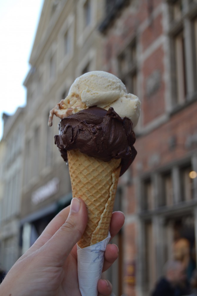 Super dark chocolate topped with a scoop of Speculoos. My mouth is salivating just thinking about it, no joke.